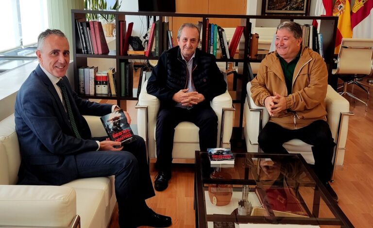Manuel Tabas comparte con el alcalde su nuevo libro «La bestia que llevo dentro y otros cuentos fantásticos»