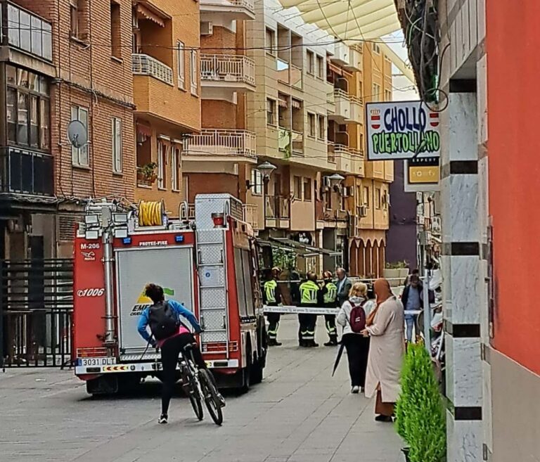 El viento provoca la rotura de más anclajes de los toldos-vela instalados en el centro de Puertollano
