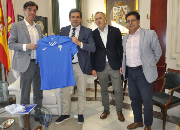 La directiva del Manchego informa a Valverde sobre su proyecto deportivo y su deseo de extender el mancheguismo en la provincia