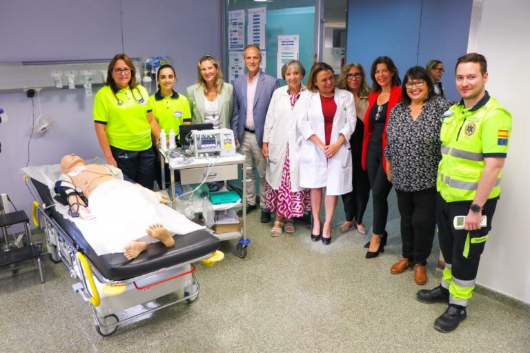 El Gobierno regional sigue reforzando la capacidad resolutiva de Atención Primaria con la dotación de nuevos desfibriladores con marcapasos externos