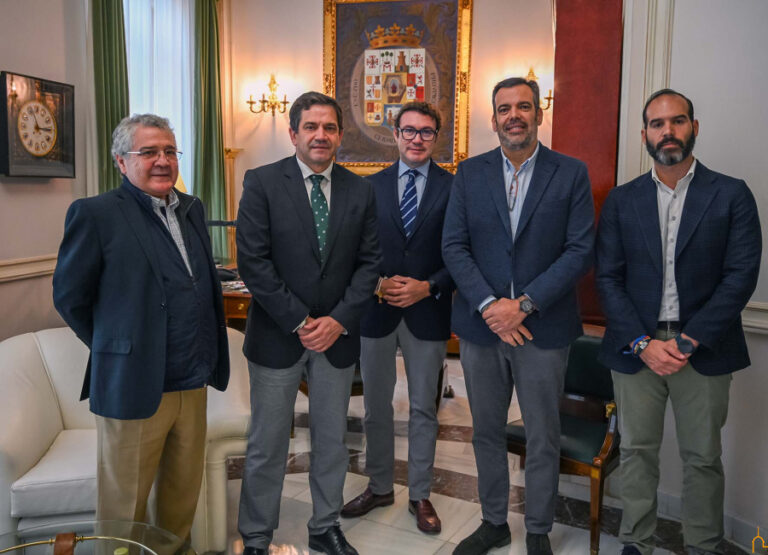 Valverde asegura el compromiso de la Diputación para la celebración en IFEDI del Congreso Nacional de Transporte de Mercancías