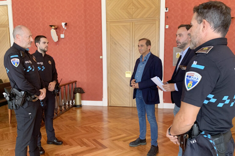 El alcalde felicita a dos agentes de la Policía Local por el esclarecimiento de un grave delito