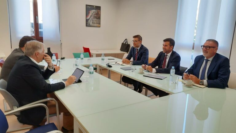 Renfe se reúne con usuarios de Avant Toledo y Ciudad Real-Puertollano para escuchar sus reivindicaciones y sugerencias