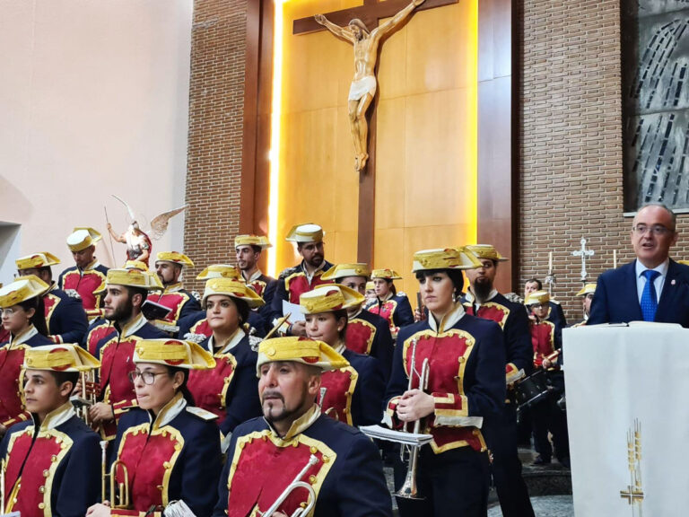 José Antonio Barba acompaña a la Agrupación Musical «San Miguel Árcangel» en el concierto de su patrón