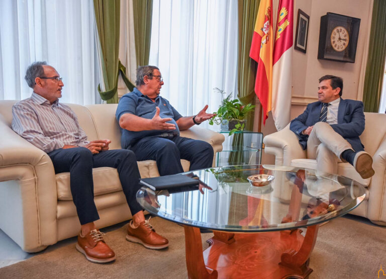 Valverde abre las puertas del Palacio Provincial a APAFES y se compromete a devolver la visita para conocer sus instalaciones