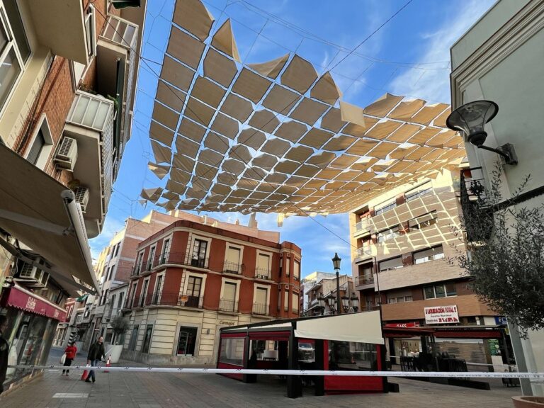 Puertollano: El vendaval remata lo poco que quedaba del entoldado y obliga a precintar la plaza Villarreal