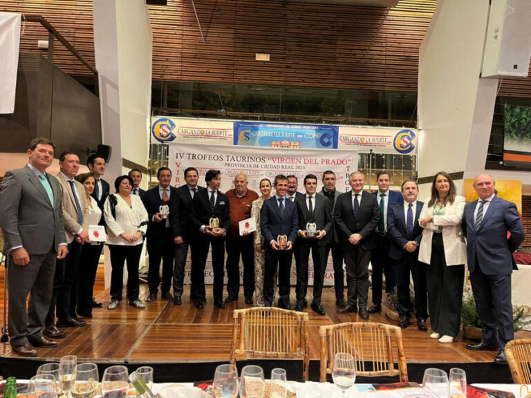 El presidente de la Diputación de Ciudad Real entrega el Premio Capote de Oro a Curro Díaz
