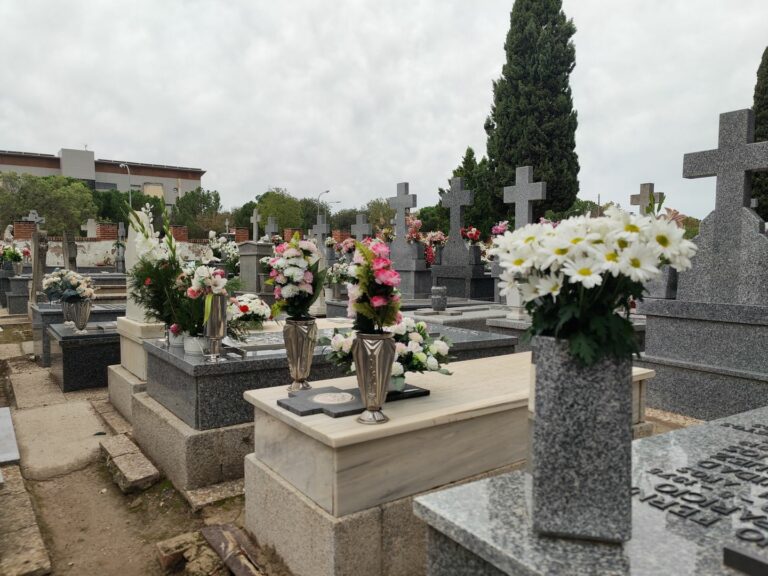 El Cementerio de Ciudad Real se llena de flores el Día de Todos los Santos