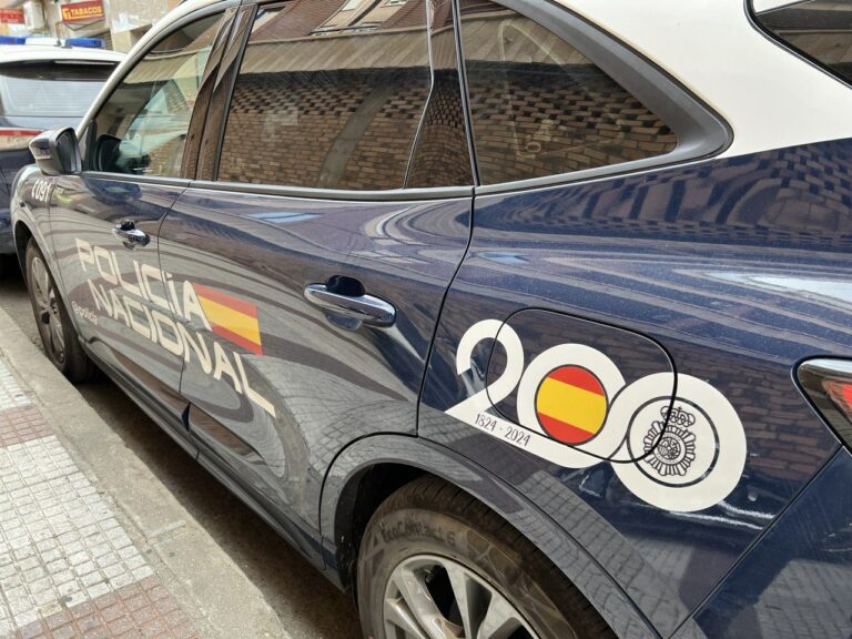 Agentes de Policía Nacional de Puertollano rescatan a una niña de un año que se había quedado encerrada en el interior de un coche