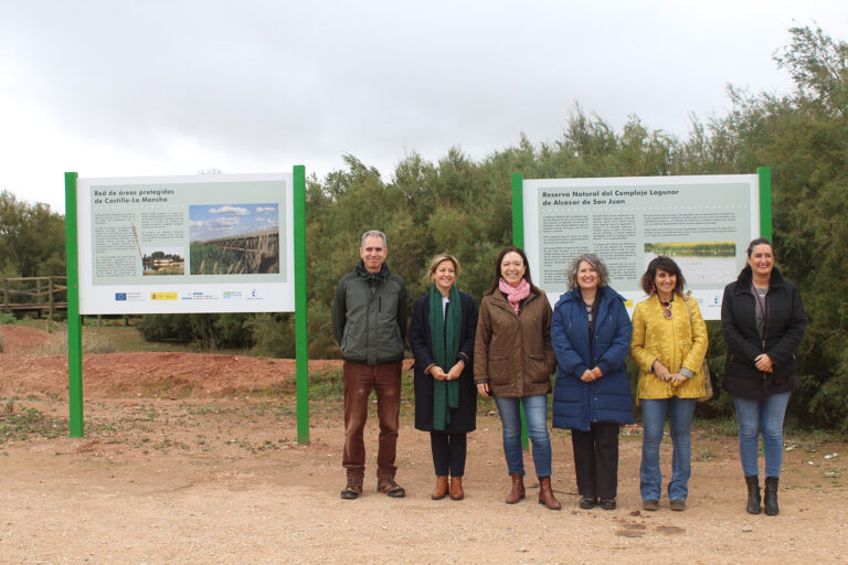 La Consejería de Desarrollo Sostenible y el Ayuntamiento de Alcázar de San Juan firman un convenio para mejorar el Centro de Visitantes del Complejo Lagunar