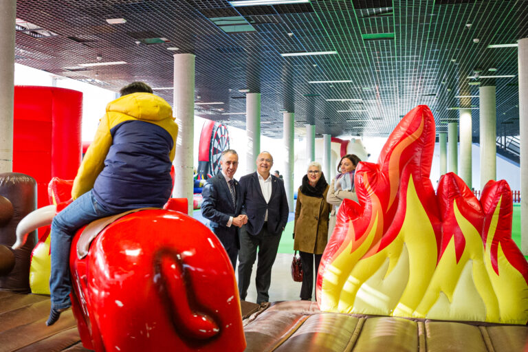 Repsol y Ayuntamiento de Puertollano abren ‘La Central de los Sueños’, una feria infantil navideña con numerosas atracciones