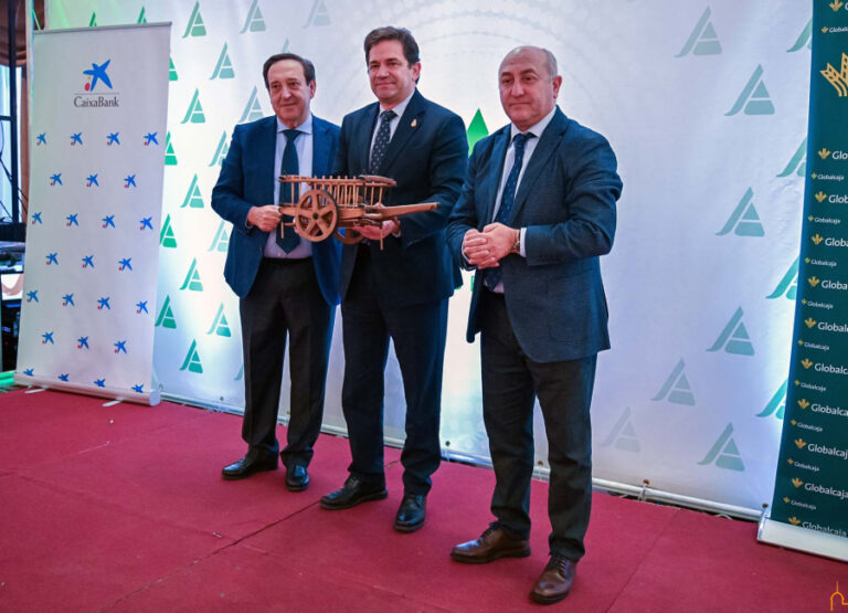 El presidente de la Institución provincial recoge el tradicional carro de ASAJA que pone en valor a las entidades que defienden y apoyan al sector primario