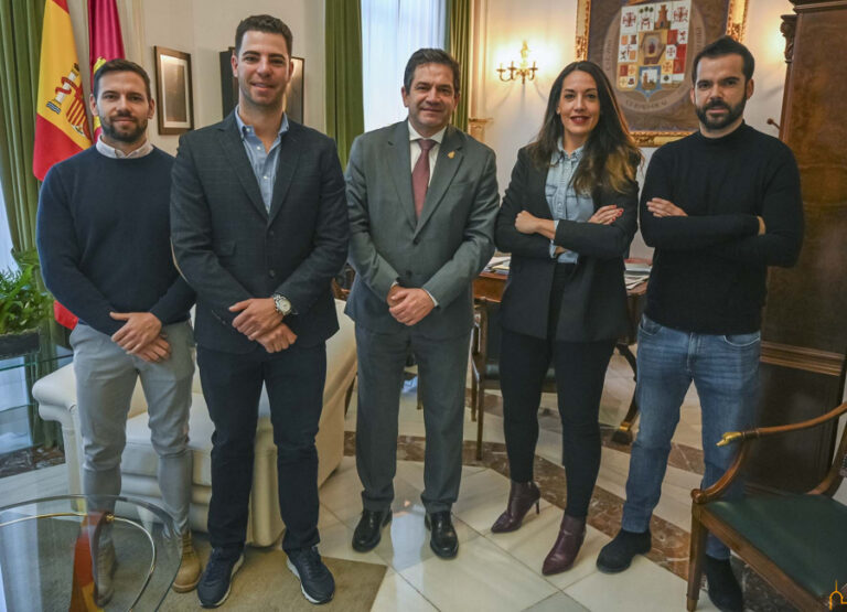 Valverde se da cita en el Palacio provincial con la directiva de la Asociación de Jóvenes Empresarios de Ciudad Real