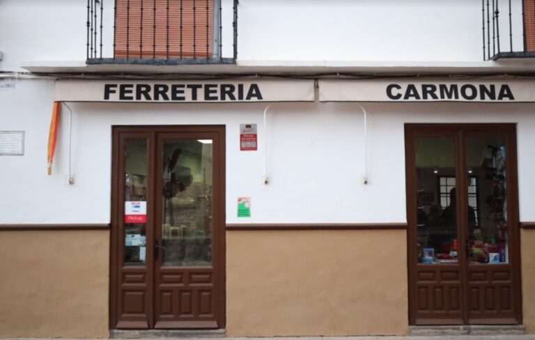 Ferretería Carmona supera el siglo de vida en Almagro con la misma bombilla alumbrando su entrada los últimos 65 años