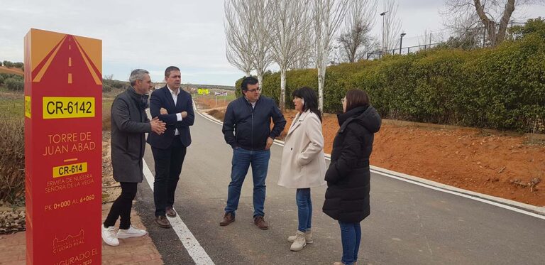 El PSOE de la Diputación Provincial celebra las mejoras de la CR-6142 de Torre de Juan Abad, finalizadas en junio de 2023