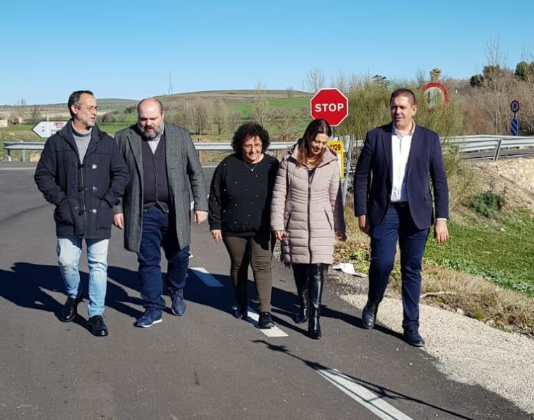 «El PSOE cumple su compromiso de arreglar la CR-4129, recientemente finalizada pero licitada y ejecutada en la anterior legislatura socialista»