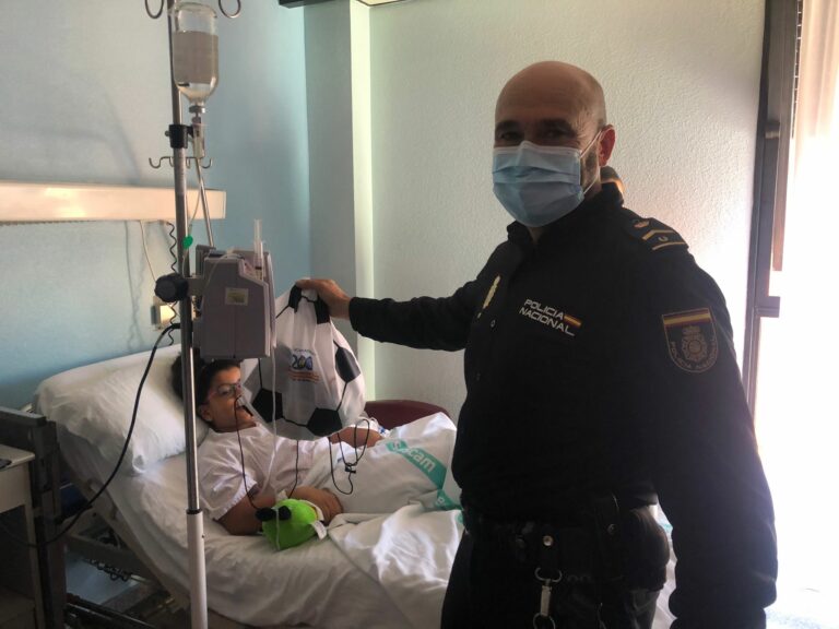 Policía Nacional de Alcázar de San Juan celebra su 200 aniversario con regalos a los niños ingresados y con capacidades diferentes