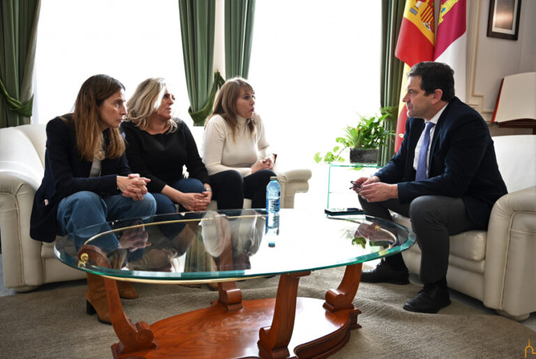 La alcaldesa de Puebla de don Rodrigo traslada a la Diputación las necesidades que presenta su municipio