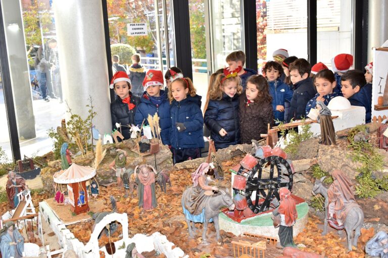 Puertollano: Escolares de diversos colegios descubren las escenas del Belén Municipal