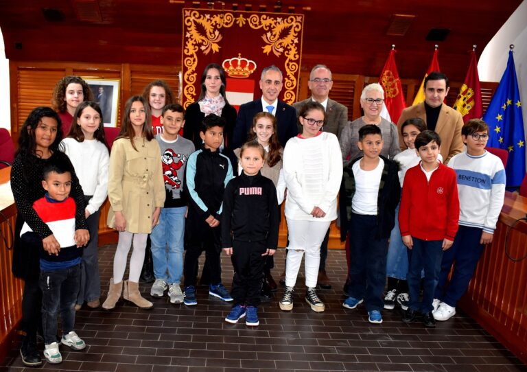 Puertollano: Catorce dibujos escolares dan vida al calendario 2024 de Ecoembes