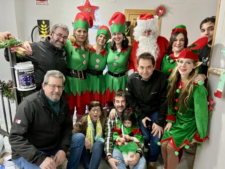 Puertollano: Vecinos de Campoamor 10, ejemplo de convivencia, culminan su insólita iniciativa recibiendo a un millar de personas en su edificio navideño