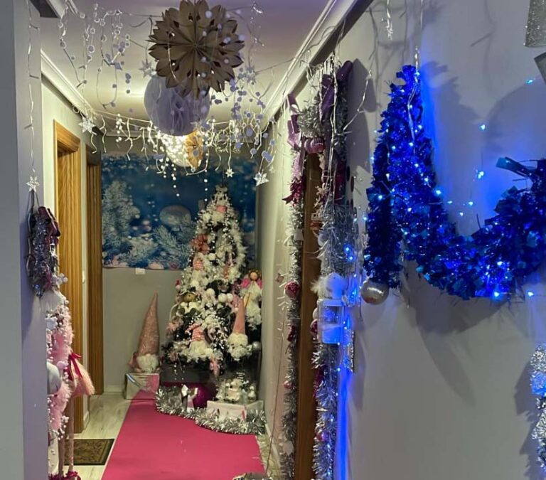 Puertollano: El edificio de Campoamor 10 abre sus puertas para mostrar su deslumbrante decoración interior y recibir a Papá Noel