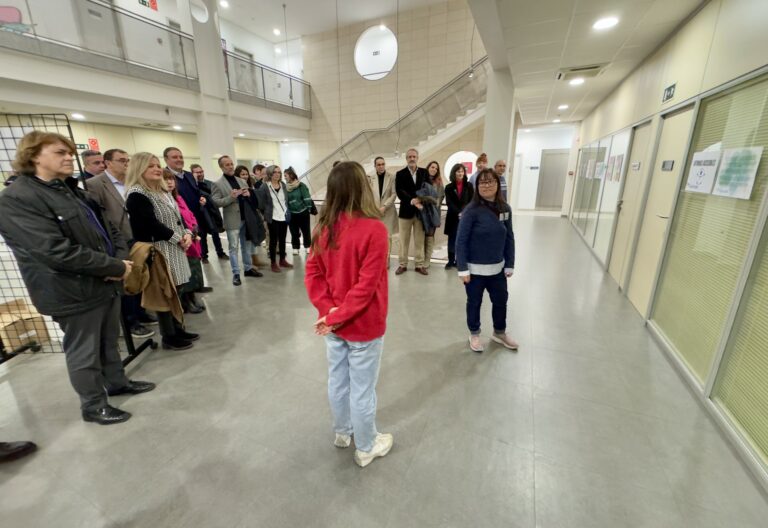 Claudia Carnicer expone las fotografías del calendario solidario de AUTRADE en el Espacio Joven