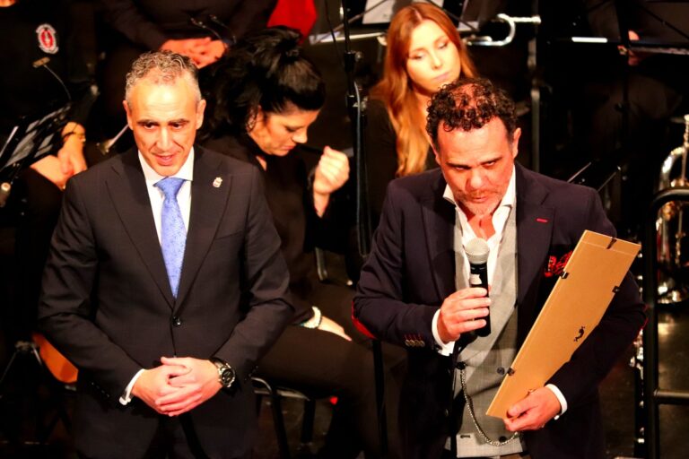 El compositor José Zárate dona a Puertollano un manuscrito del «Canto a Castilla-La Mancha»