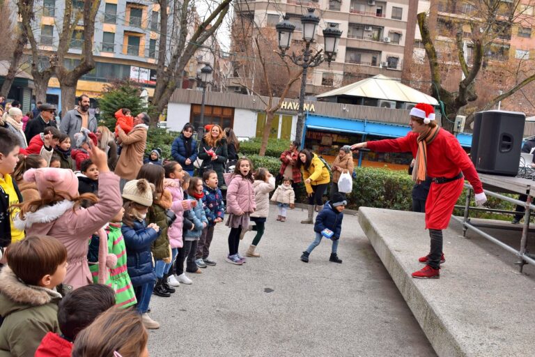 Puertollano: Los niños bailan y cantan al son de «Los Wilson» en las mañanas de sonrisas navideñas