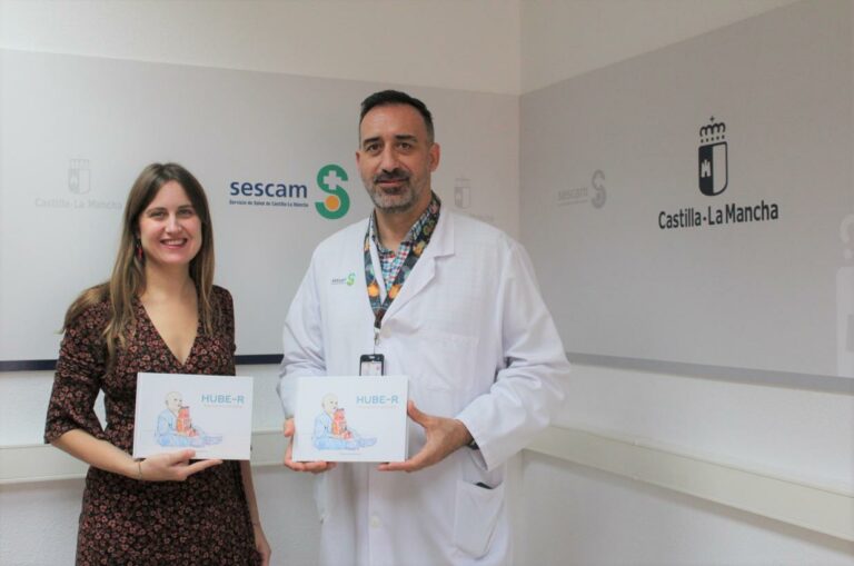 La Gerencia de Atención Integrada de Albacete comparte con los hospitales de Castilla-La Mancha un libro de optimismo sobre el cáncer infantil