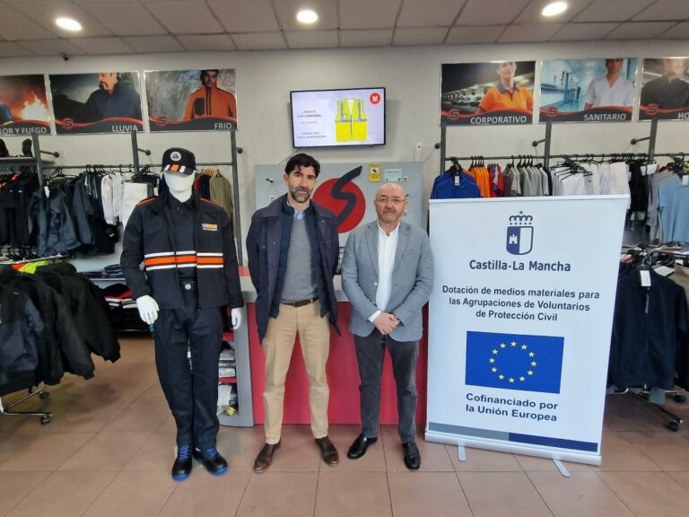 El Gobierno regional entrega 520 lotes de uniformes al personal voluntario de 33 agrupaciones de Protección Civil