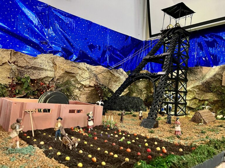 El increíble belén minero del Colegio Salesiano de Puertollano se convierte en un emocionante homenaje a la ciudad