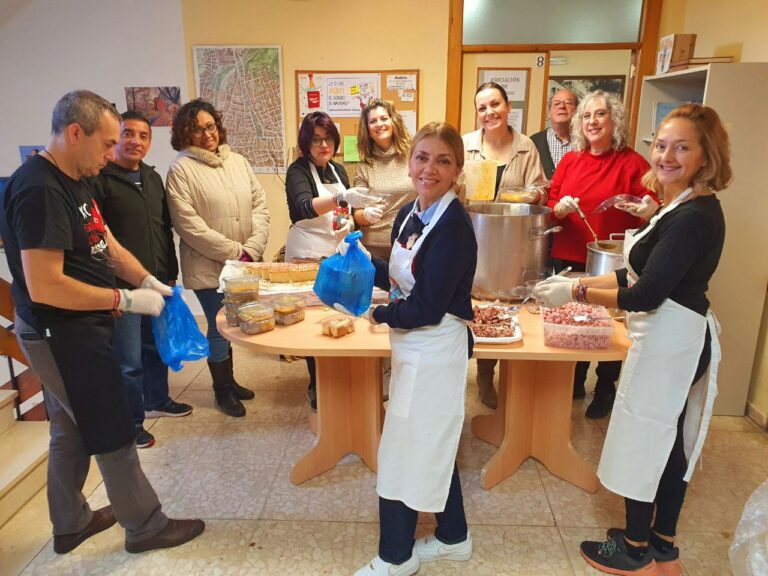 Puertollano: La Asociación de Vecinos Santa Ana entrega más de 70 menús a personas desfavorecidas