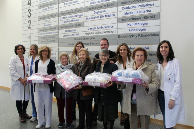 El Hospital General Universitario de Ciudad Real vive ya la Navidad con  alumnos del “Maestre de Calatrava” y las residentes de “Las Cármenes”