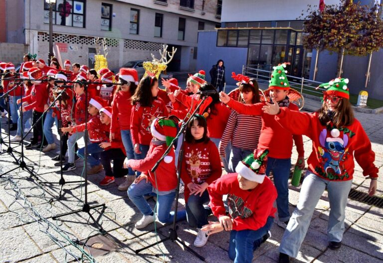 Los escolares de Puertollano cantan a la Navidad a las puertas del Ayuntamiento