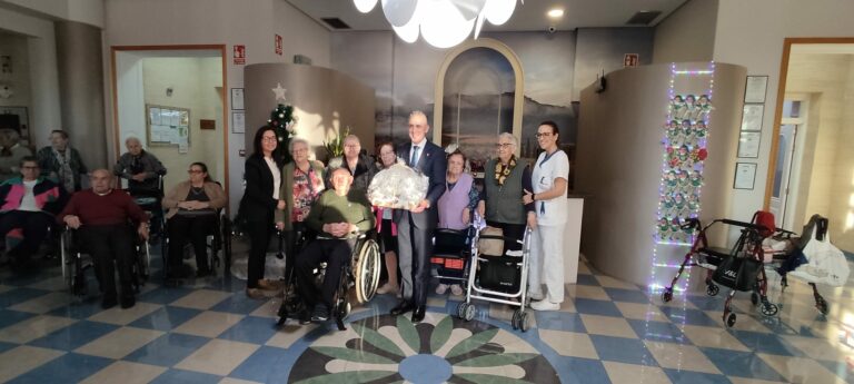 Puertollano: Encuentro navideño del alcalde con los usuarios de la residencia Albertia
