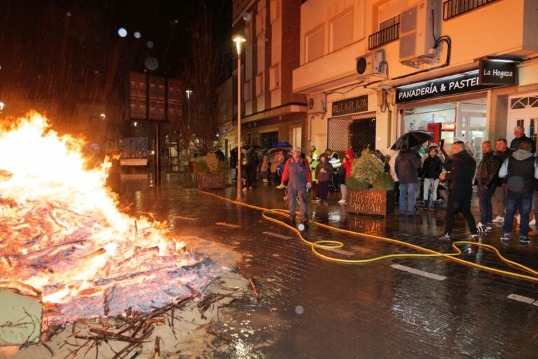 A pesar de la lluvia, Argamasilla de Alba mantiene viva la tradición de las Hogueras de San Antón