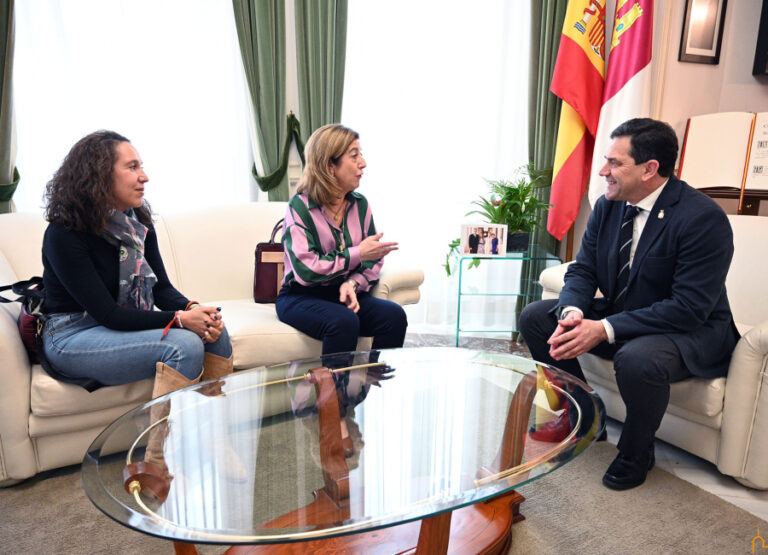 La presidenta de la Comunidad de Regantes Torre de Abraham traslada a Valverde la necesidad de arreglo de los caminos rurales