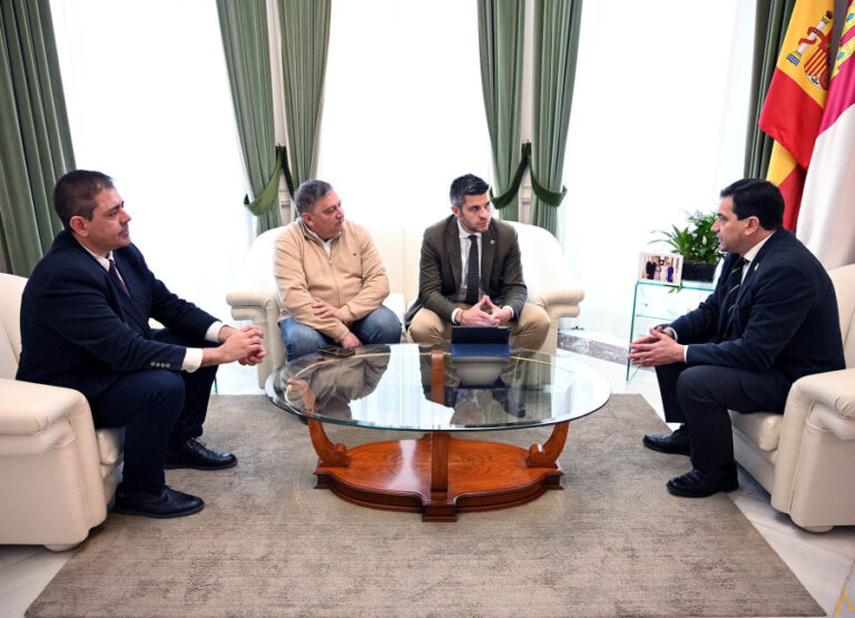 El presidente de la Diputación recibe en el Palacio Provincial al alcalde de Campo de Criptana