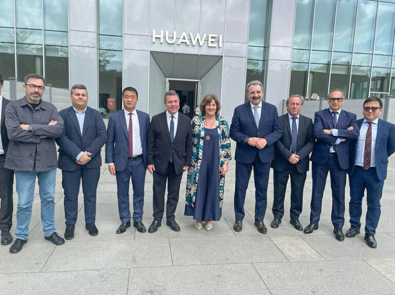 García-Page avanza en la concreción de “inversiones a medio plazo” para Castilla-La Mancha, que toma ventaja porque “llama primero a la puerta”