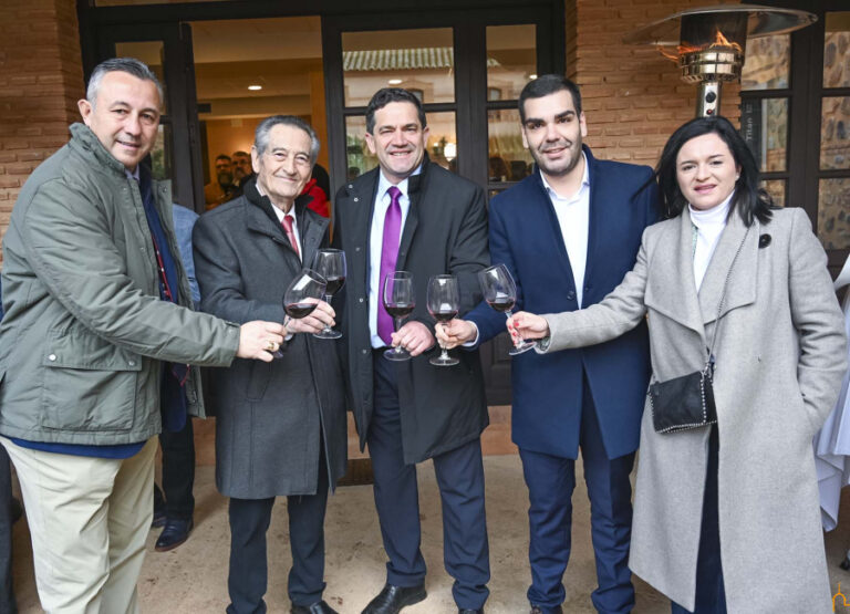 Valverde destaca la apuesta de la Finca Encomienda de Cervera por la innovación con el primer vino protegido de contaminación ambiental y electromagnética