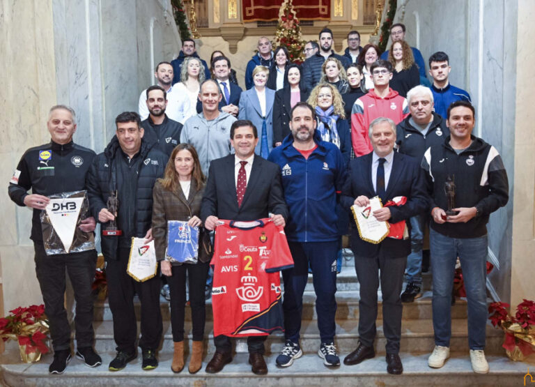 Las selecciones nacionales que disputarán el Torneo 4 Naciones de balonmano son recibidas en el Palacio Provincial