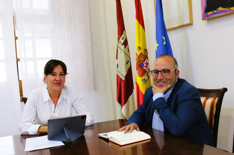 Blanca Fernández asegura que pequeños municipios como Saceruela son una prioridad para Gobierno regional frente al reto demográfico