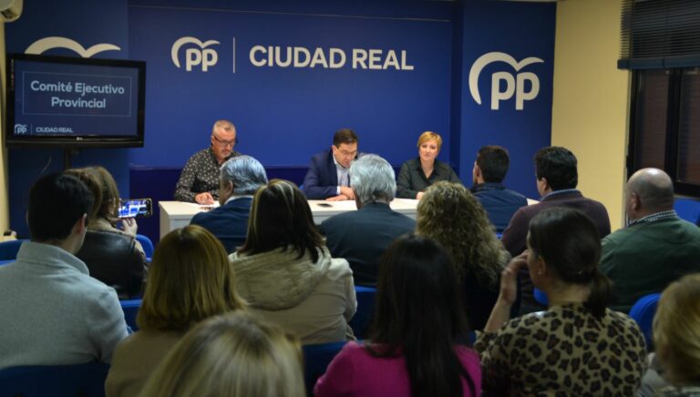 Valverde: “El trabajo y compromiso de los alcaldes y ediles del PP es innegociable”