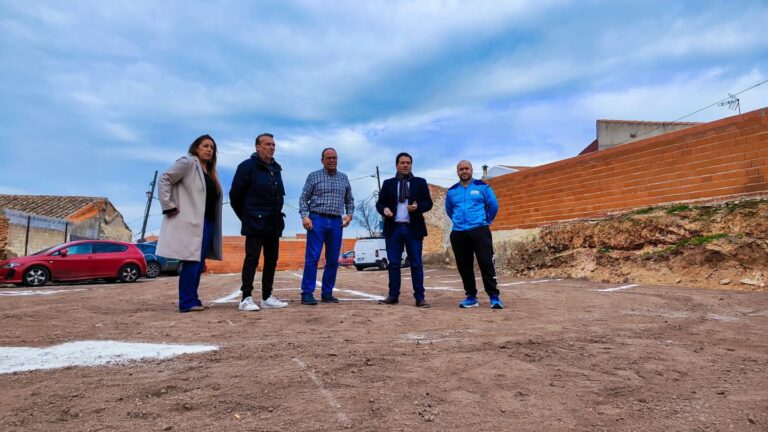 El Ayuntamiento de Pozuelo de Calatrava acondiciona un aparcamiento con una veintena de plazas