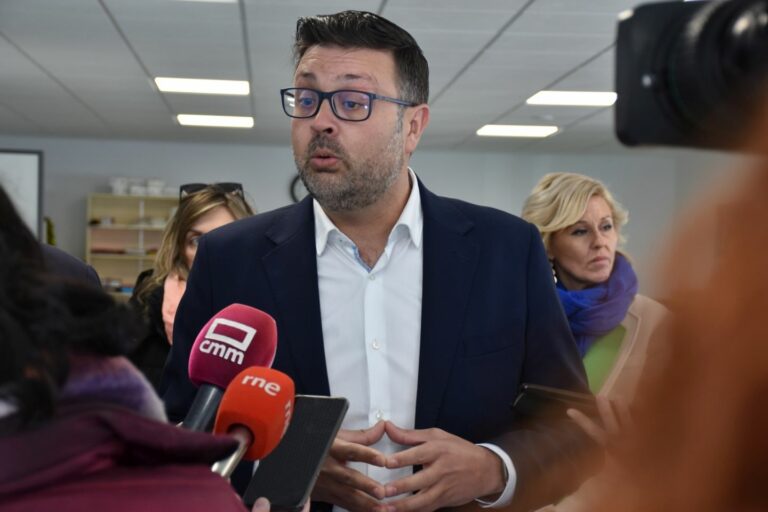 C-LM defiende que el sistema educativo tiene el «desafío» de trabajar y educar sobre el uso del teléfono móvil»