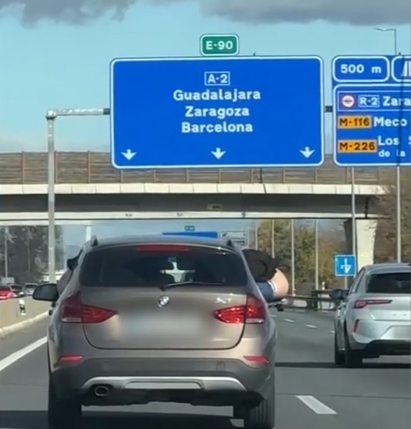 Investigan al titular de un coche en el que un ocupante enseñaba las nalgas por la ventanilla