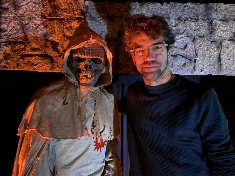 El actor ciudadrealeño Javier Botet presenta en el Museo de Cera de Madrid la nueva figura de su área del terror