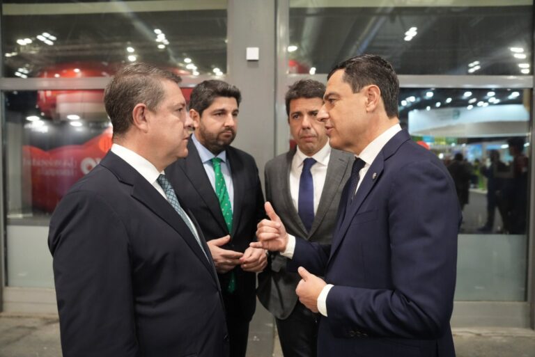 Page, en su encuentro en Fitur con Moreno, Mazón y López Miras: «A mí están a punto de extraditarme»