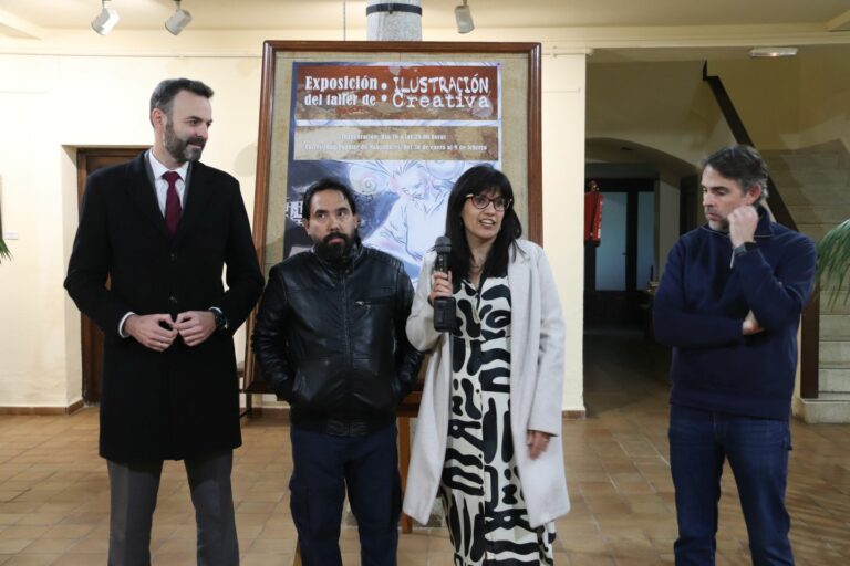 El alumnado del taller de ilustración creativa muestran sus trabajos en la Casa de Cultura